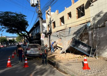 Parede de imóvel desaba durante demolição no centro de Poços