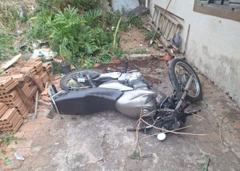 Perseguição termina em acidente entre viatura da polícia e motocicleta em Poços