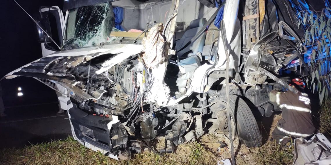 Criança sobrevive a acidente grave entre caminhões próximo a Bandeira do Sul