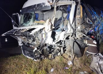 Criança sobrevive a acidente grave entre caminhões próximo a Bandeira do Sul