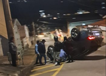 Carro capota em rotatória no centro de Poços de Caldas