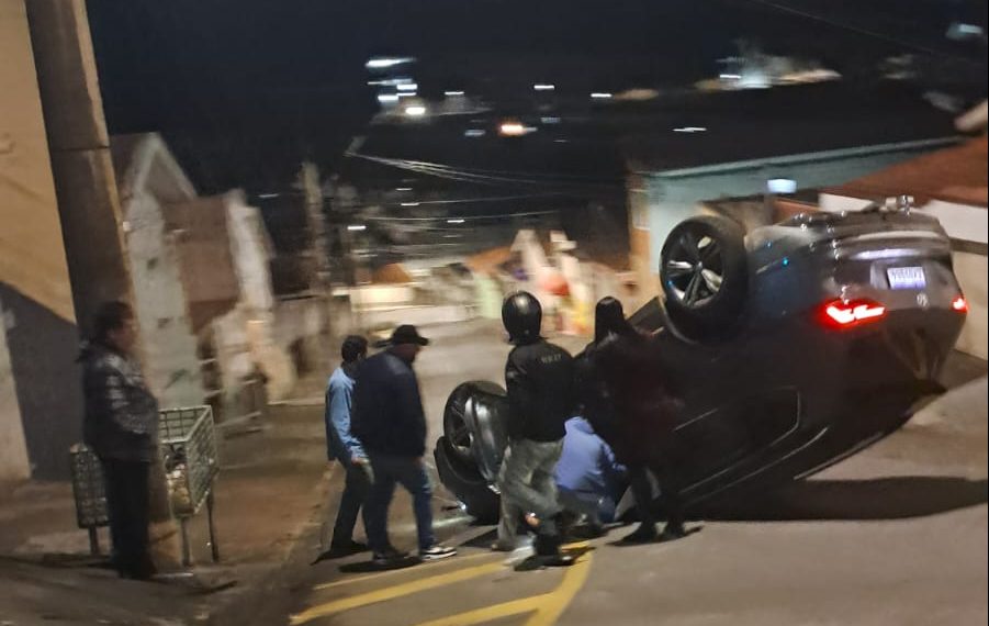 Carro capota em rotatória no centro de Poços de Caldas