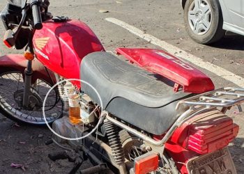 Moto que usava garrafa pet como reservatório de combustível é apreendida em Poços