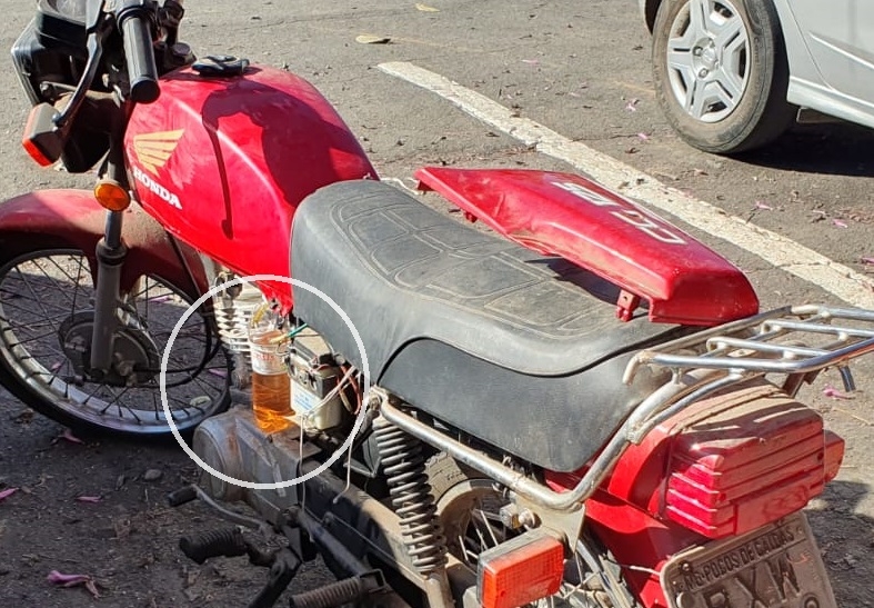 Moto que usava garrafa pet como reservatório de combustível é apreendida em Poços