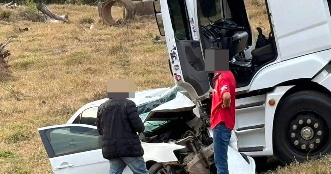 Acidente entre carro e caminhão é registrado na MG 455