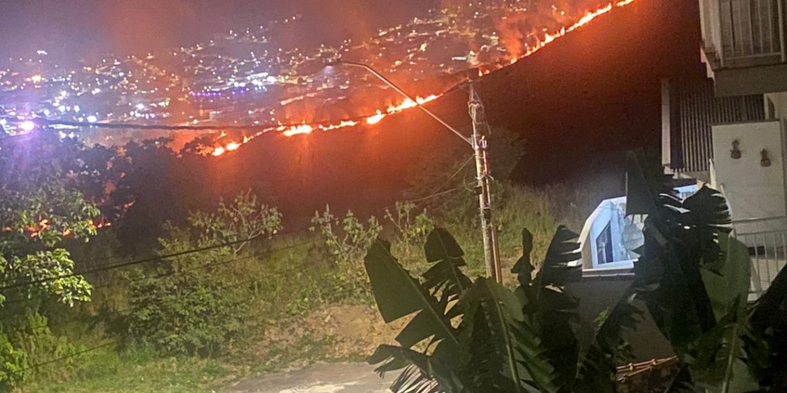 Incêndio queima 100.000m² de área próxima ao cemitério municipal de Poços