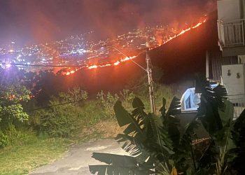 Incêndio queima 100.000m² de área próxima ao cemitério municipal de Poços