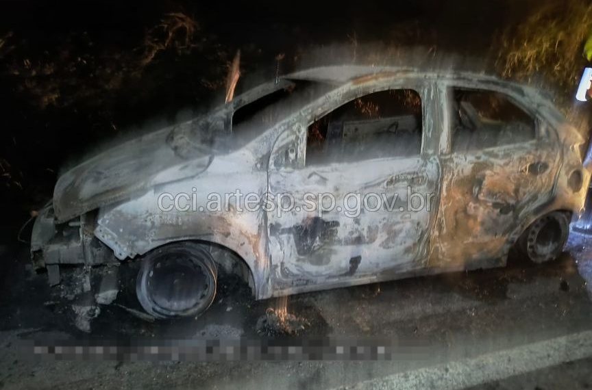 Carro pega fogo na Rodovia SP-342