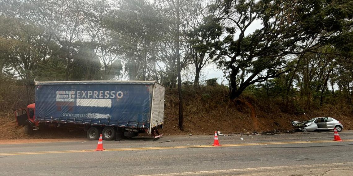 ACIDENTE GRAVE: Motorista invade a contramão e bate de frente com caminhão