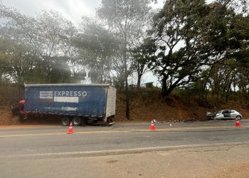 ACIDENTE GRAVE: Motorista invade a contramão e bate de frente com caminhão