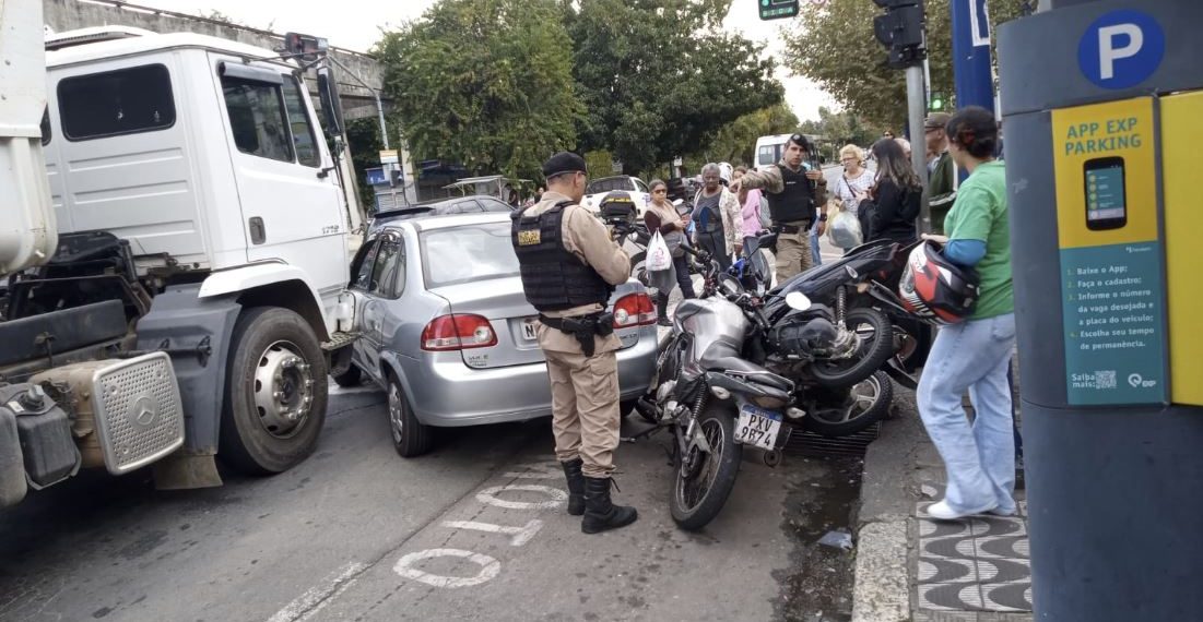 Acidente envolvendo carro, caminhão e motocicletas é registrado em Poços de Caldas
