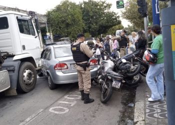 Acidente envolvendo carro, caminhão e motocicletas é registrado em Poços de Caldas