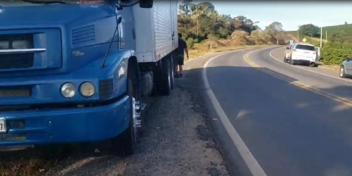Caminhoneiro e ajudante são vítimas de assalto na BR-267