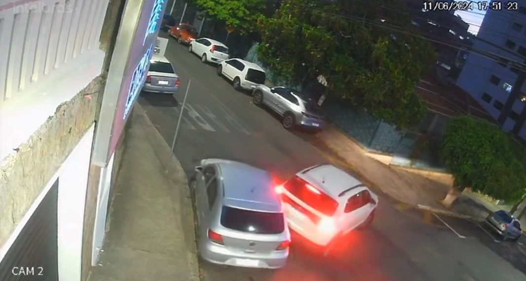 VÍDEO: mulher foge após bater em carro estacionado em Poços de Caldas