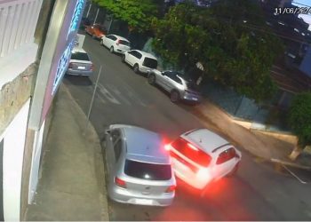 VÍDEO: mulher foge após bater em carro estacionado em Poços de Caldas