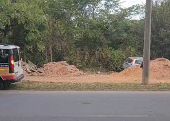 Motorista é socorrido após bater carro em alambrado em Poços de Caldas