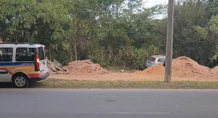 Motorista é socorrido após bater carro em alambrado em Poços de Caldas