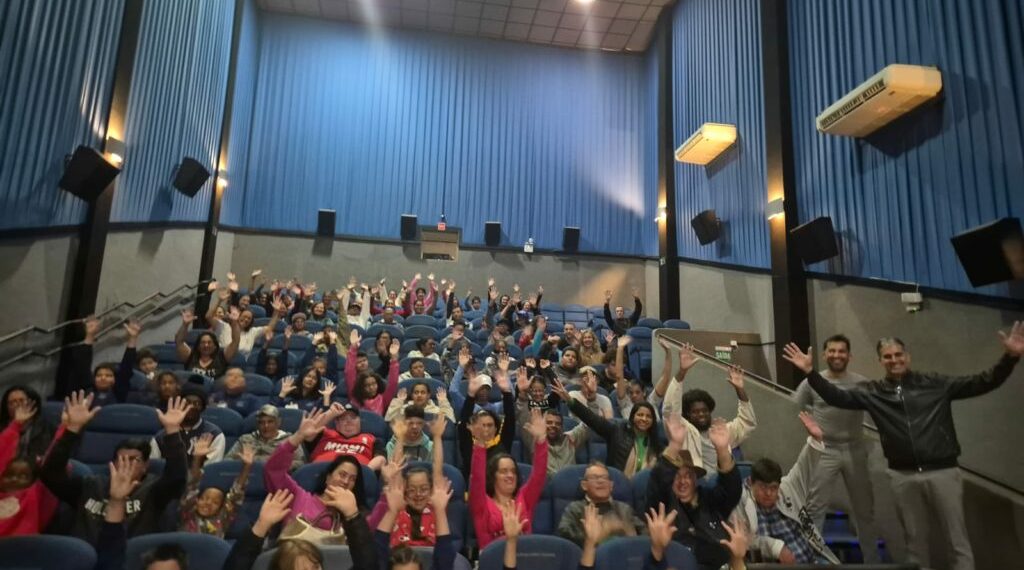 Lei Paulo Gustavo leva 100 alunos da APAE para assistir Garfield no Cine Marquise Ultravisão