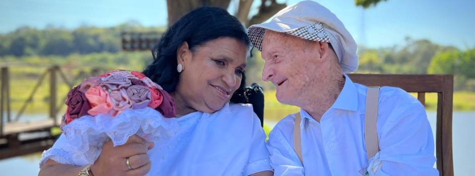 Idoso de 100 anos ganha ensaio fotográfico de pré-casamento em MG