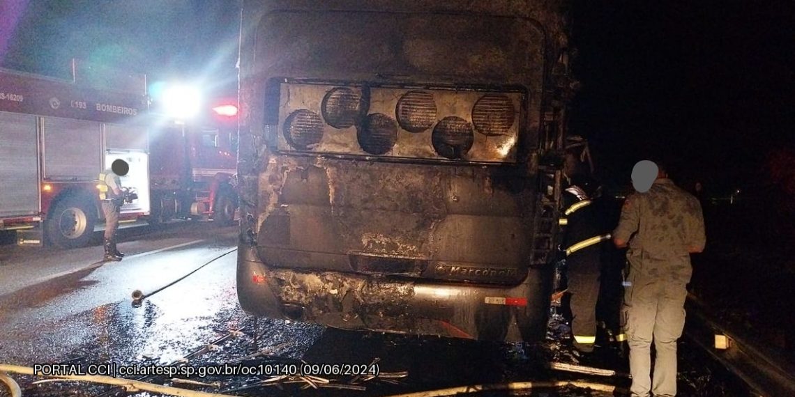 Ônibus com destino ao Sul de Minas pega fogo na SP- 344