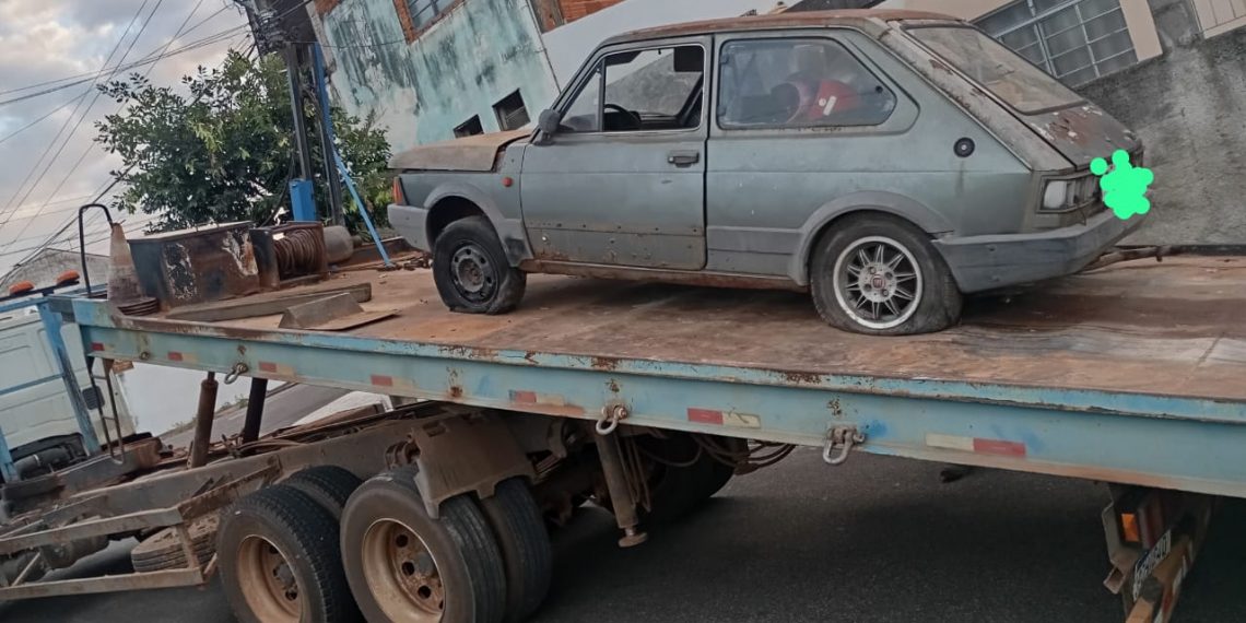 Carros abandonados são retirados das ruas de São João da Boa Vista