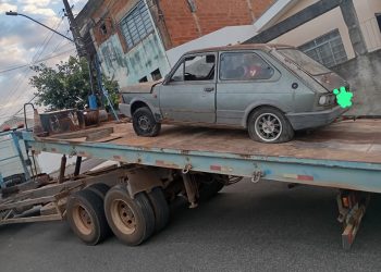 Carros abandonados são retirados das ruas de São João da Boa Vista