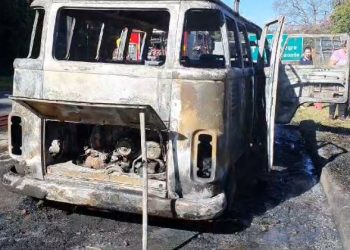 Kombi fica destruída após pegar fogo em Poços de Caldas