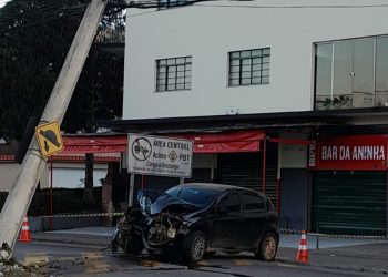 Acidente de carro deixa duas pessoas feridas em Poços de Caldas