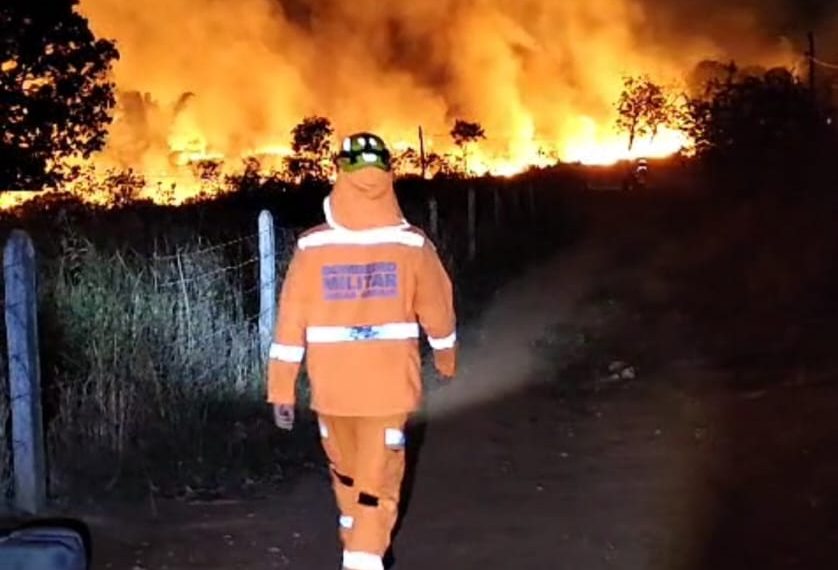 Incêndio consome mais de 10 mil metros quadrados de vegetação no sul de Minas
