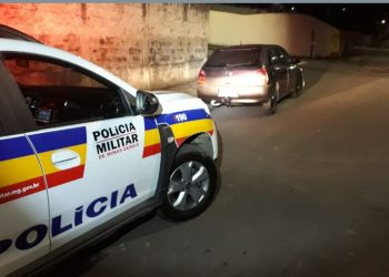 Carro furtado é encontrado na zona sul de Poços 