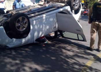 Carro capota no bairro Jardim Cascatinha em Poços de Caldas 