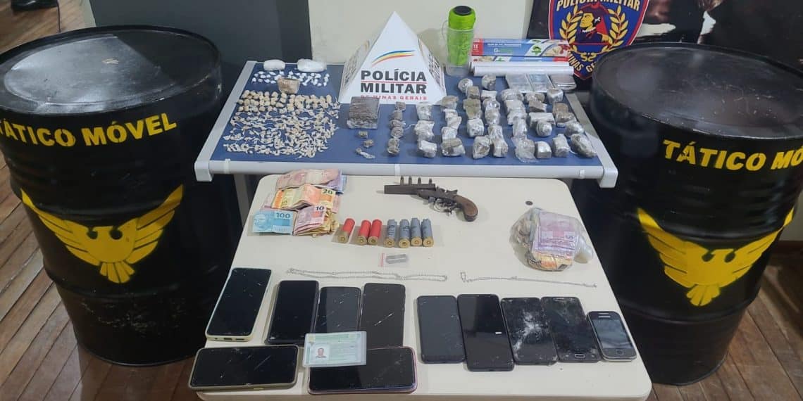 Operação da PM contra tráfico resulta em prisões e apreensões em Poços