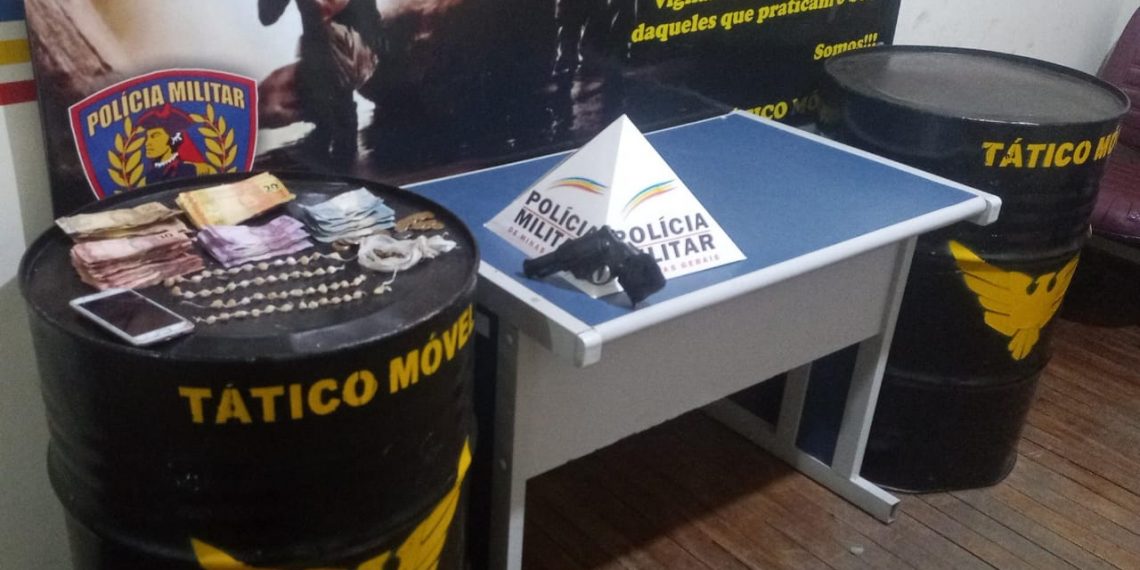 Adolescente é apreendido pela PM suspeito de tráfico de drogas em Poços 