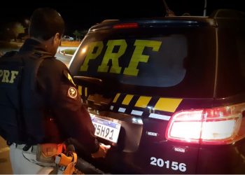 PRF apreende caminhão baú com produtos chineses sem documentação