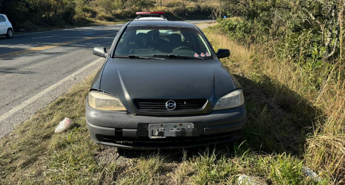 PM apreende carro após denúncia de tráfico de drogas em Poços de Caldas