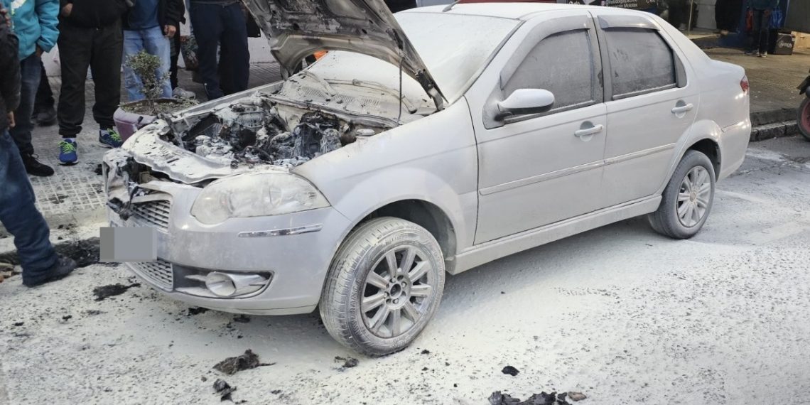 SUSTO | Carro pega fogo em Poços de Caldas