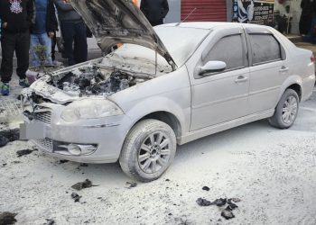 SUSTO | Carro pega fogo em Poços de Caldas