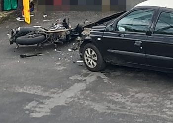 VÍDEO |Motociclista fica ferido após ser atingido por carro na zona oeste de Poços