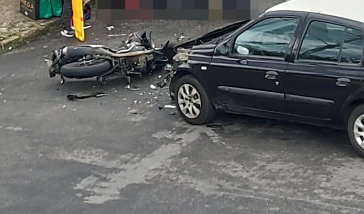 VÍDEO |Motociclista fica ferido após ser atingido por carro na zona oeste de Poços