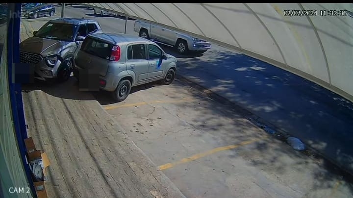 Vídeo mostra momento em que condutora é fechada por caminhonete em Poços de Caldas