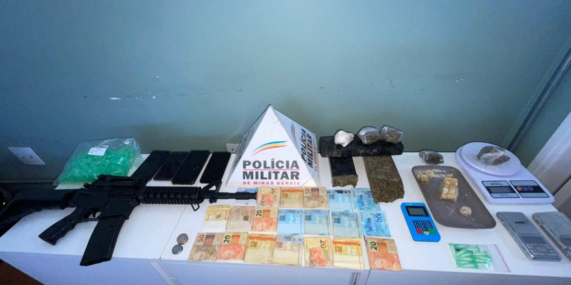 PM encontra dinheiro, drogas e réplica de fuzil ao investigar furto de moto em Poços