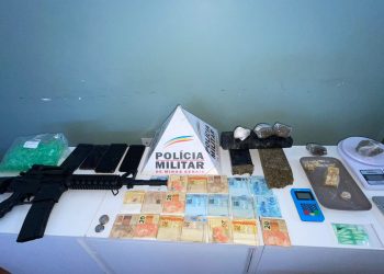 PM encontra dinheiro, drogas e réplica de fuzil ao investigar furto de moto em Poços