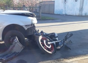 Acidente entre carro e moto deixa motociclista ferido na zona sul em Poços