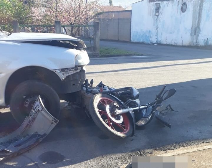 Acidente entre carro e moto deixa motociclista ferido na zona sul em Poços