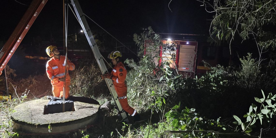 Corpo de Bombeiros resgata bezerro em cisterna em Zona Leste de Poços