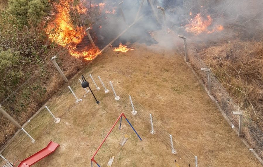 URGENTE | Moradores combatem incêndio em residencial em Poços de Caldas