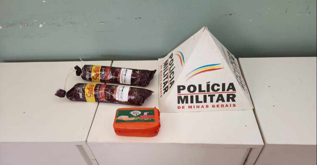 Homem é flagrado escondendo salame e queijo dentro da calça em supermercado de Poços