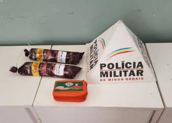 Homem é flagrado escondendo salame e queijo dentro da calça em supermercado de Poços