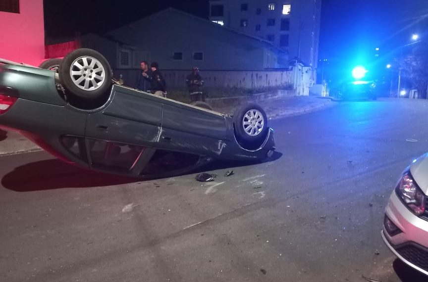 Motorista bêbado capota carro em bairro de Poços de Caldas