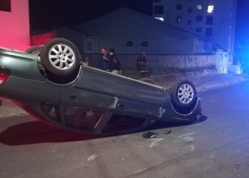 Motorista bêbado capota carro em bairro de Poços de Caldas